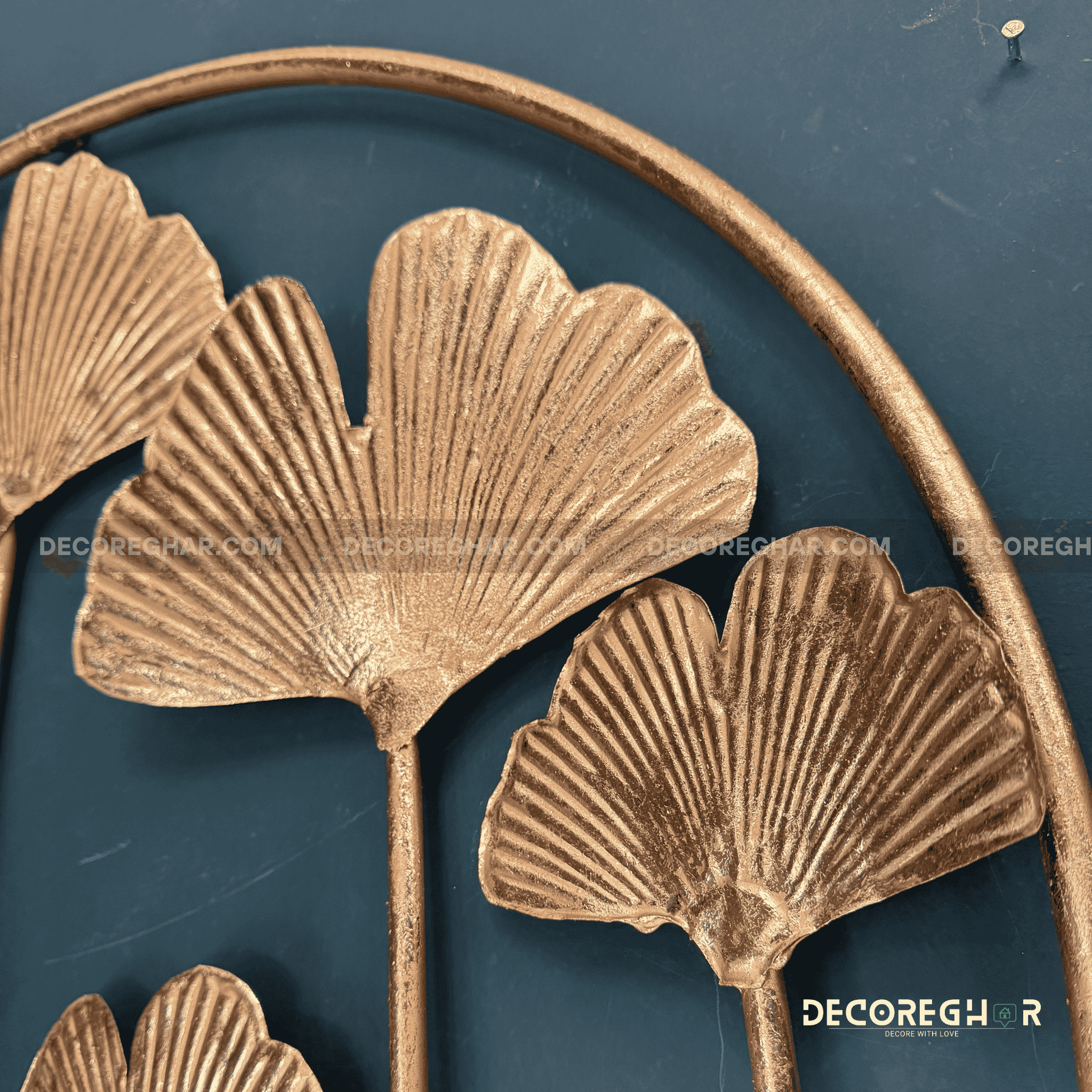 Golden Leaf Metal Wall Art – Elegant Round Frame Decor